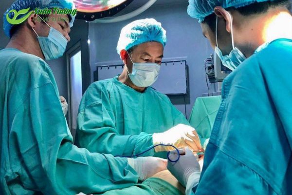 Bác sĩ Xuân Trường thực hiện hút và cấy ghép mỡ cẩn thận