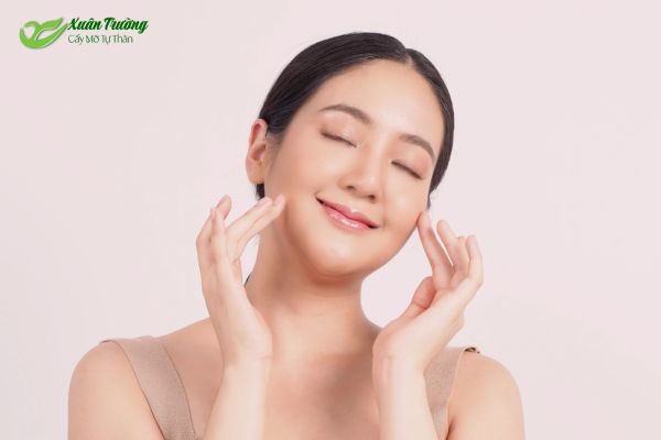 Tiêm mỡ tự thân vào rãnh cười giúp trẻ hóa gương mặt.