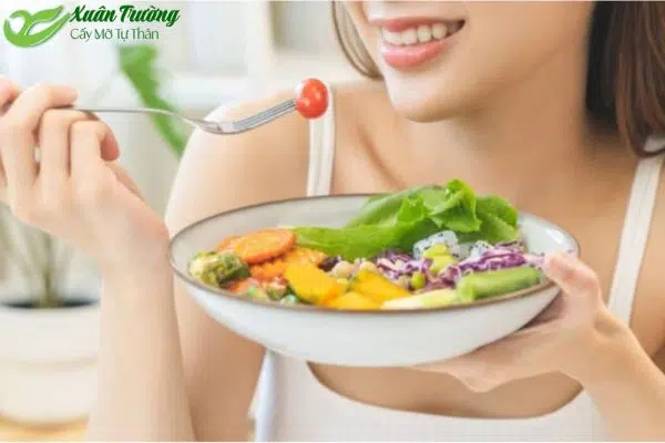 Tránh thực phẩm chiên xào, đồ ngọt để giảm sưng viêm sau cấy mỡ