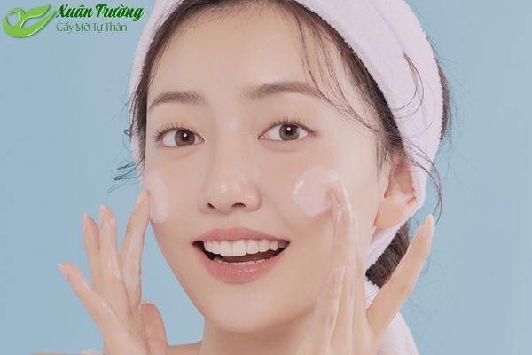 Vệ sinh đúng cách giúp chăm sóc sau cấy mỡ mặt hiệu quả hơn.