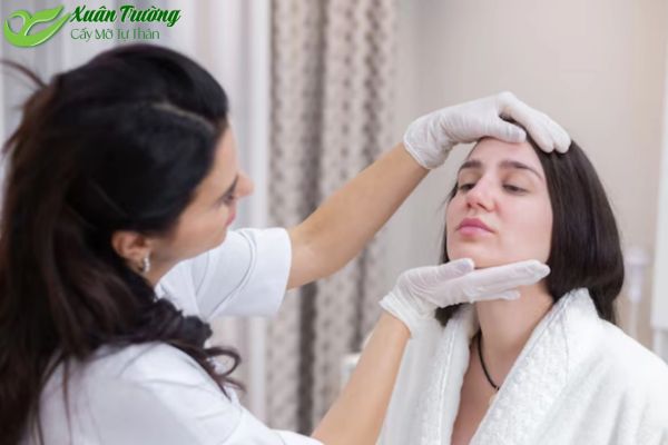 Tư vấn bác sĩ định kỳ để theo dõi da sau cấy mỡ mặt.