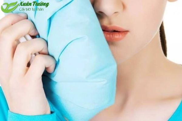 Chườm lạnh đúng cách giúp giảm sưng nhanh sau cấy mỡ