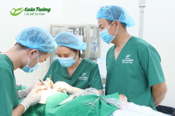 Bác sĩ Đỗ Xuân Trường thực hiện cấy mỡ mông vùng khuyết an toàn